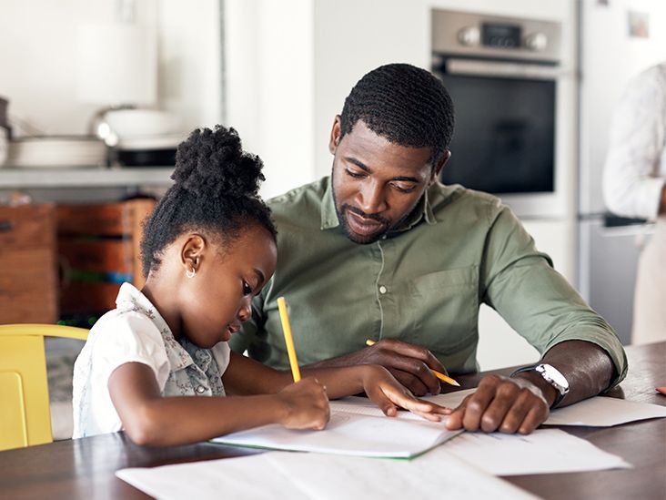 Professeur d'anglais aidant une élève à écrire dans son cahier